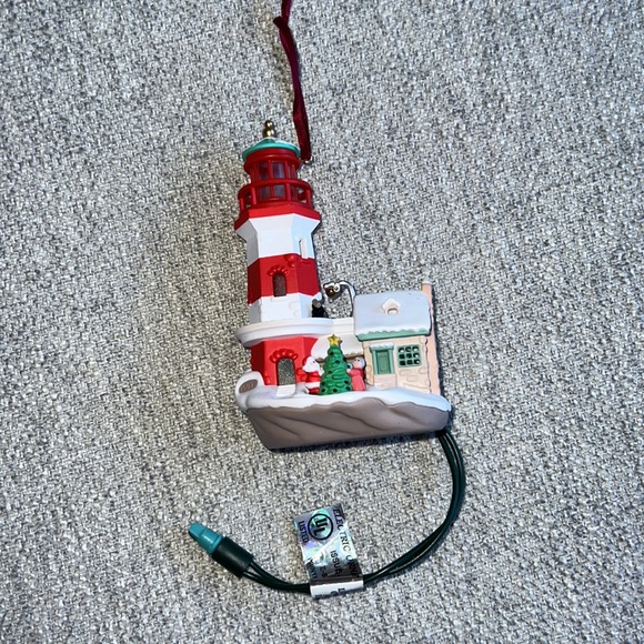Hallmark Light up blinking lighthouse Ornament - Picture 4 of 6